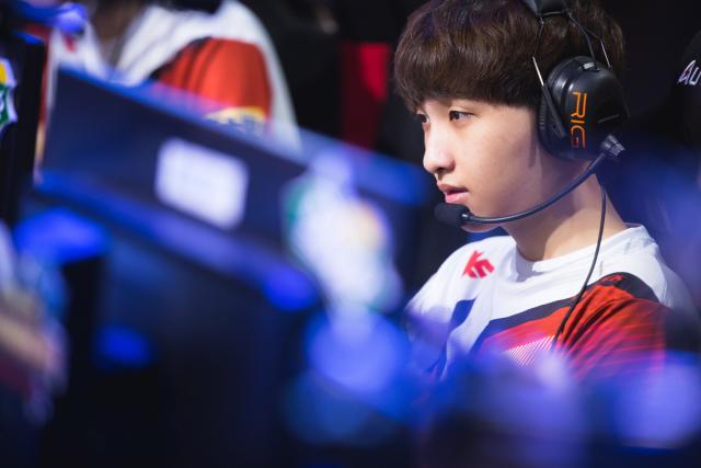 WTT总决赛：首个单打8强诞生！男乒名将一轮游，林昀儒4-2开门红